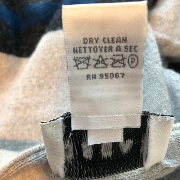 SOLD! Oscar de LA Renta 100% merino wool cardigan - Picture 9 of 9